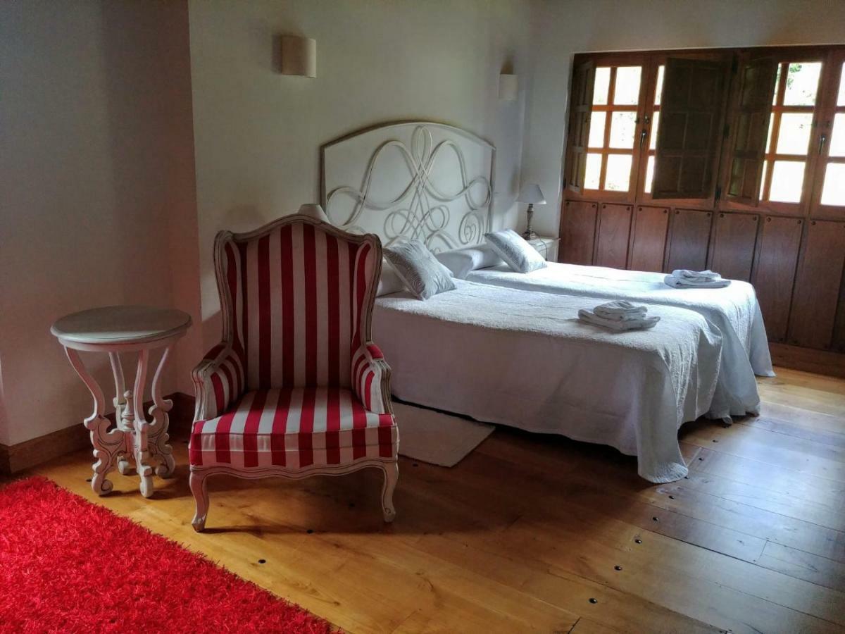 Trisileja En Novales Hotel Buitenkant foto